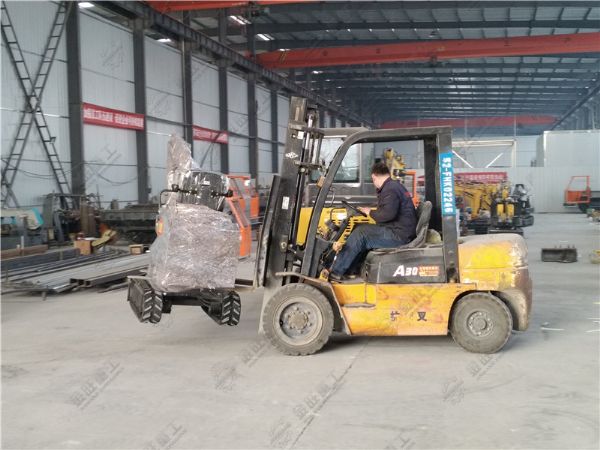 2台10小型挖掘机发货到黑龙江鹤岗